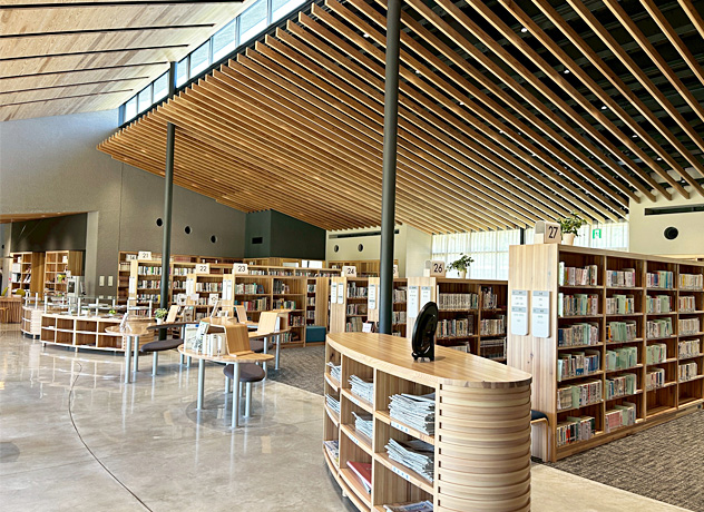 神河町図書施設にて、地元産杉材を使用した本棚を納品